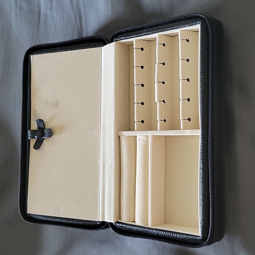 Travel case for jewelry